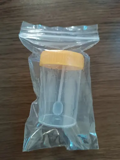 [PFB0020602] Lọ mẫu phân nhựa PP 60ml, nắp vàng, có nhãn, tiệt trùng [Medisure™ Stool sample container PP 60ml, yellow cap, label, sterilized] (Túi 50)